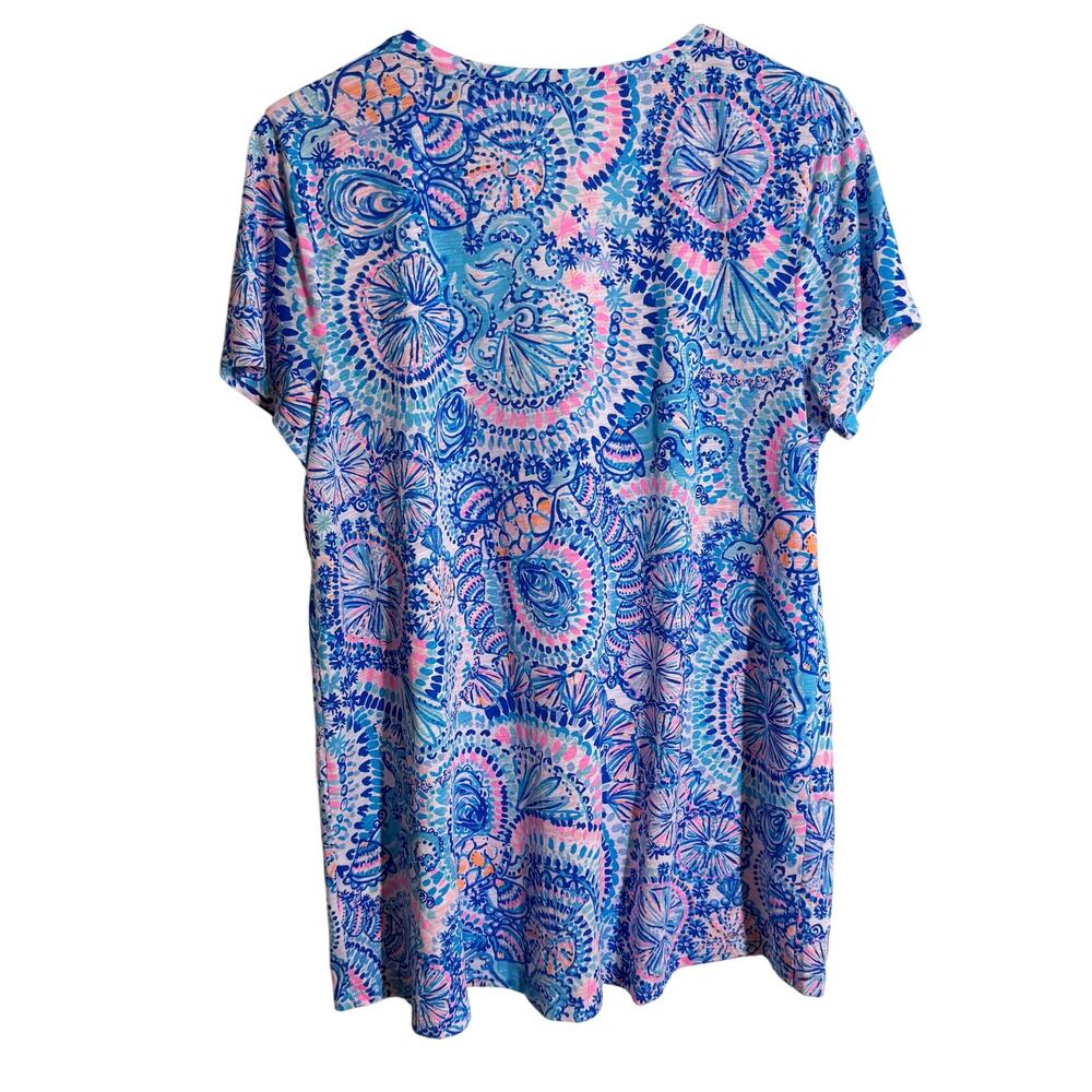 Lilly Pulitzer Etta V-Neck Tee Blue Grotto turtle print size L NWT coastal top - Picture 10 of 11